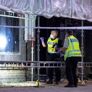 Malmös tapeti kohviku ees automaadivalanguga kolm inimest
