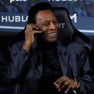 80aastane Pelé viibib kuuendat päeva haiglas, jalgpallikuningal eemaldati kasvaja