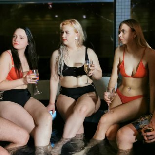 ARVUSTUS | „Tüdrukute õhtu“ – joogine saunatrall kesklinnas kulmineerub kiledate laksudega vastu paljast kannikat: „See pidu lõppes tõesti korraliku pauguga!“ 