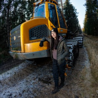 ÕL VIDEO | KUULUS TIKTOKIS | Noor traktorist Mirell: „Molutamiseks metsas aega pole. Nii palju teenid, kui palju puid välja vead.“