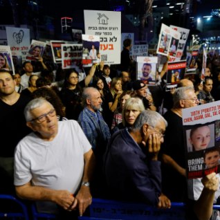 VAHERAHU KESTAB: Tel Avivis korraldati suur meeleavaldus. Teine pantvangide vahetus toimus läbi raskuste