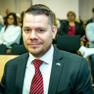 Kolme aastaga kolm linnapead: Virve Linderi asemel valiti Kohtla-Järve juhiks Henri Kaselo