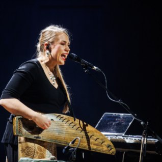 GALERII | Mari Kalkun laulis uue albumi esitlusel piiritajad lendu
