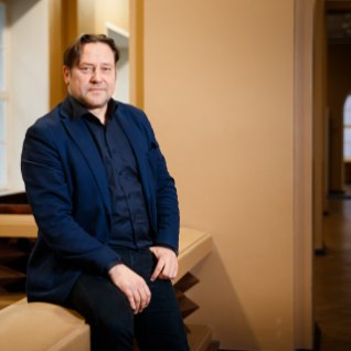 MINU JUURED | Üllar Saaremäe rebis end kaevandusasula rutiinist välja. „Kui lavakooli sisse sain, siis oh seda rõõmu ja uhkust, mis oli vanaema silmades!“