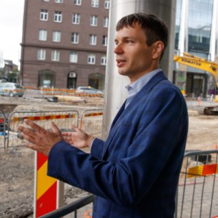 LÄHEB KAUEM! Pool Tallinna kesklinna üles kaevanud amet tunnistab: ehitajal on raske algses graafikus püsida