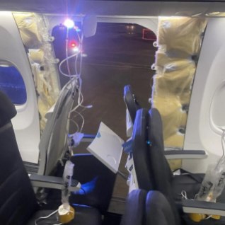 VIDEO | „See oli surmav vaikus.“ Lennuk kaotas pärast õhkutõusu suure kerepaneeli ja tegi hädamaandumise