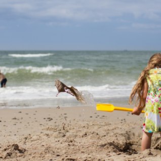 Florida rannal hukkus liivaaugus mänginud tüdrukutirts