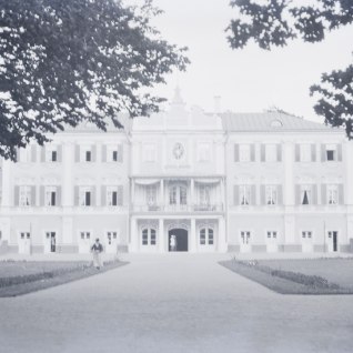 NOSTALGIA | Aastal 1927 alustas Kadrioru lossis kunstimuuseum ja naiskodukaitse sai hoo sisse