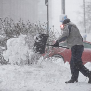 GALERII JA VIDEOD | Tallinnas sadas maha paks lumi. Omniva: lumeolud takistavad kullerite tööd, paki- ja postikanne on raskendatud
