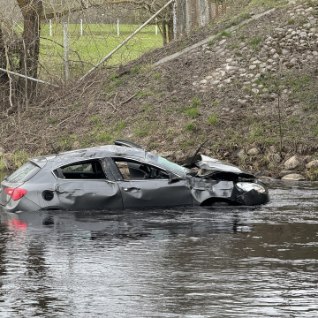 FOTOD | Napsitanud autojuht põrutas autoga sillalt vette