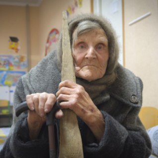 98aastane sussides naine kõndis kilomeetreid, et Vene vägede eest põgeneda