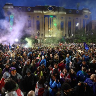 BLOGI | Tuhanded protestijad sulgesid Thbilisi peamise ristmiku. Valge Maja: kui seadus vastu võetakse, hindame suhted Gruusiaga ümber