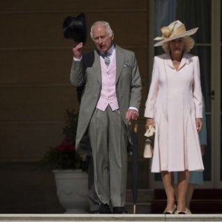 FOTOD | Kuninganna Camilla ja kuningas Charles võõrustasid uhkel aiapeol 4000 kunstiinimest