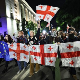 EI VENEMAA SEADUSELE! Gruusia meeleavaldajad peavad taluma kummikuule, pisargaasi ja ähvarduskõnesid