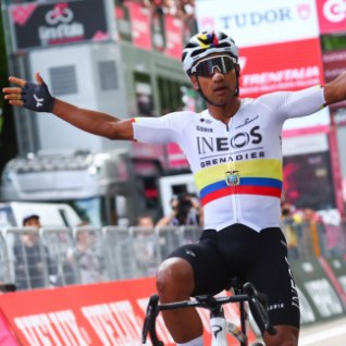 VIDEO | Ecuadori rattur napsas Giro avaetapil suursoosiku ees võidu, Madis Mihkels  tegi debüüdi