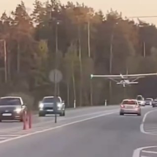 VIDEO | Rikkis mootoriga lennuk tegi Lätis Tallinna maanteel hädamaandumise