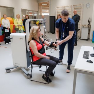 GALERII | Tuntud kliinik avas Tallinna kesklinnas esinduse, kus leiduvad ka käe- ja kõnnirobotid