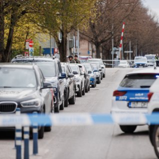 FOTOD | Tallinnas Telliskivi kvartalis toimus politseioperatsioon, demineerijad kontrollisid sõidukit