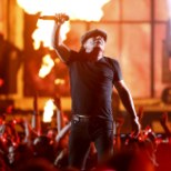 AC/DC laulja naasis üle pika aja lavale