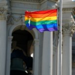 USA välisminister keelas esinduste ees vikerkaarelippude heiskamise