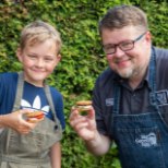TOIDUTARE GRILLIKOOL | Tippkokk Allar Oeselg näitab koos pojaga, kui lihtsalt valmib sütel magustoit kogu perele