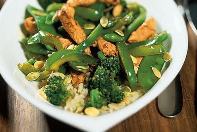 Rohelise köögivilja wok kanaga