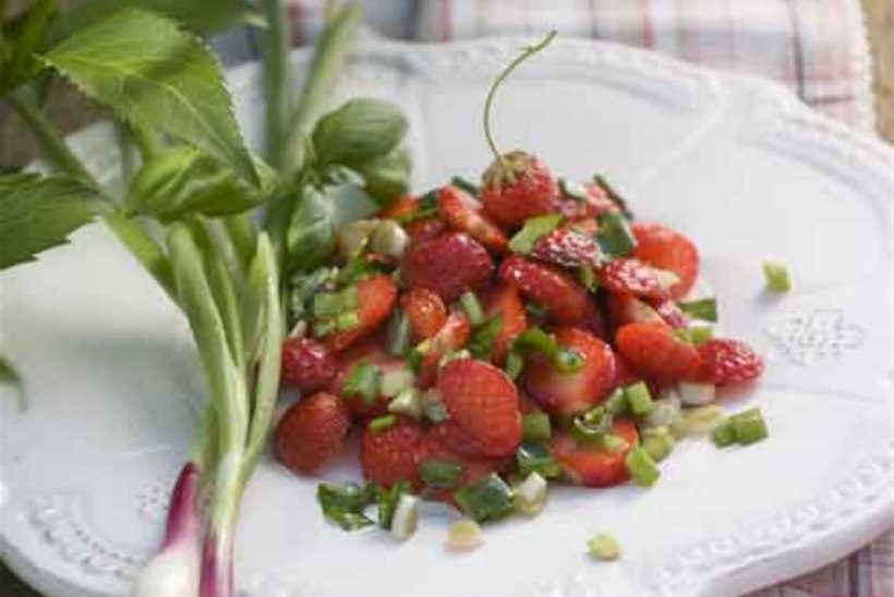 Maasika-suvisibulasalat