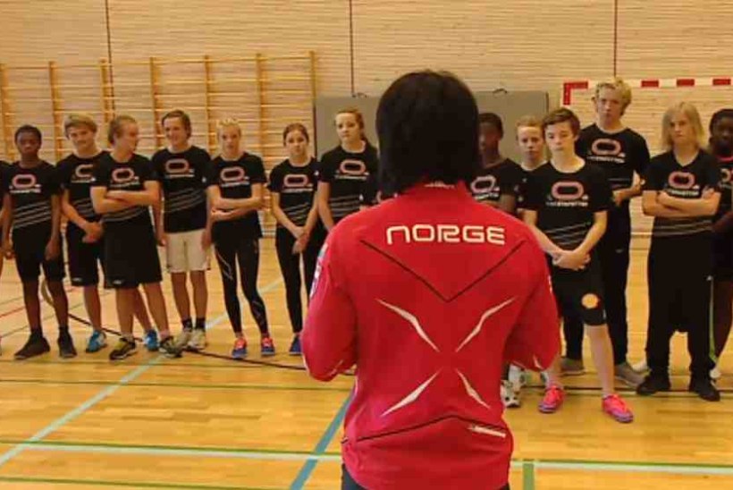 VIDEO: Björgen käis koolilastega trenni tegemas