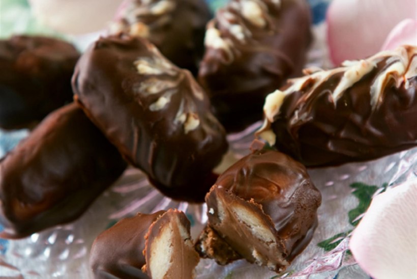 Martsipani-pähklinugati täidisega šokolaadikommid