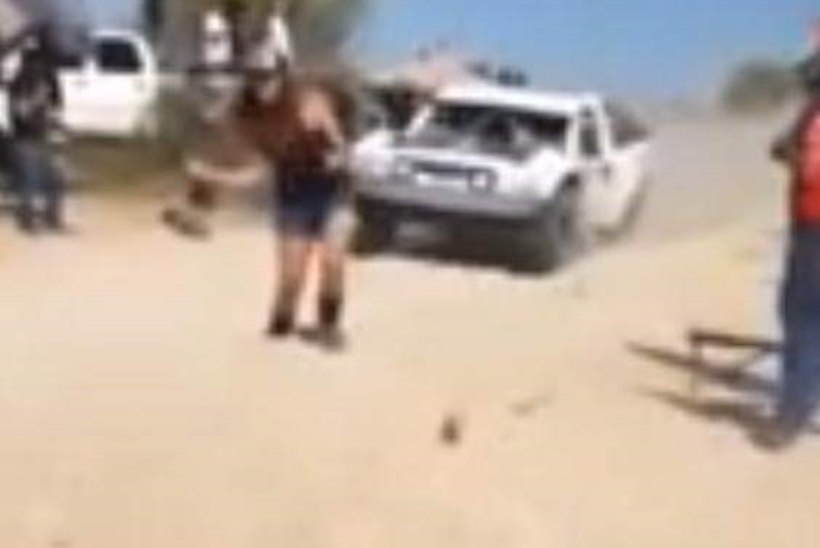 VIDEO: noor naine oleks pildi nimel napilt auto alla jäänud!