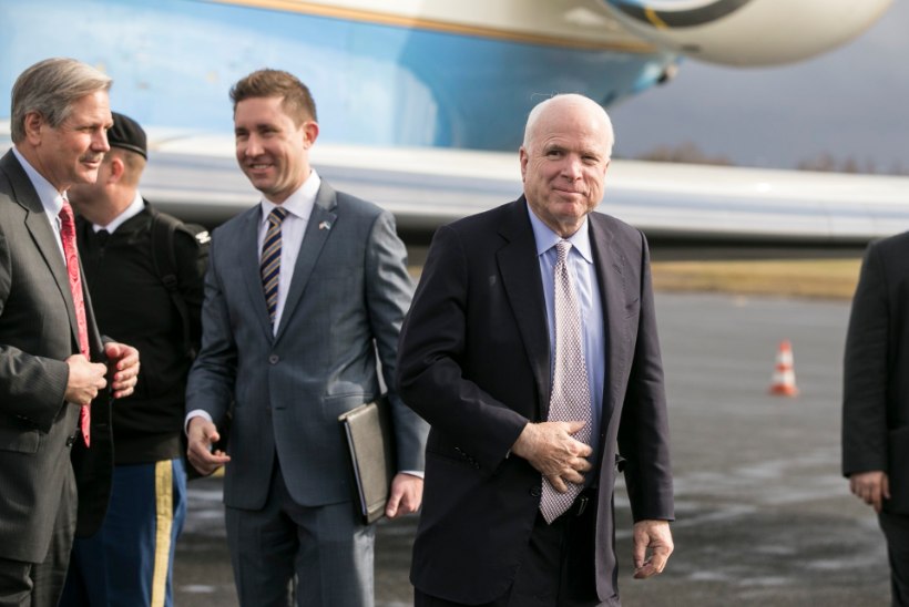 FOTOD: USA senaatorid McCain ja Hoeven saabusid Tallinna