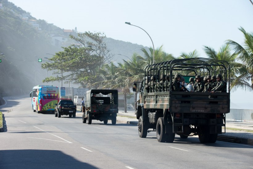 GALERII: Jalgpallureid turvab Brasiilias sõjavägi