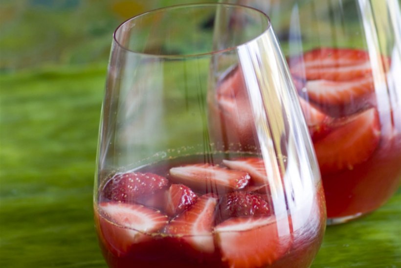 Maasikad roosas veinitarretises