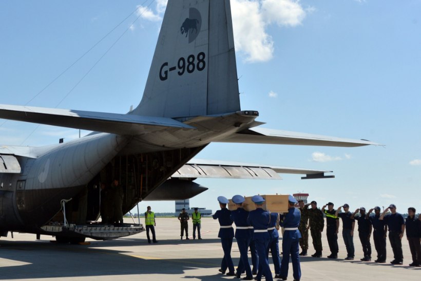 FOTOD: Ukrainast saadeti Hollandi poole teele esimene lennuk katastroofiohvrite säilmetega