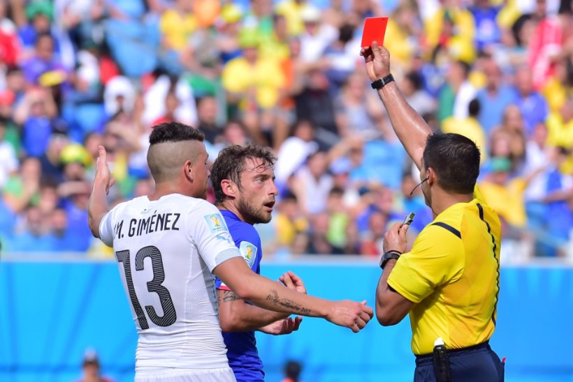 MM-poolfinaali vilistab Suareze hammustuse läbi lasknud kohtunik