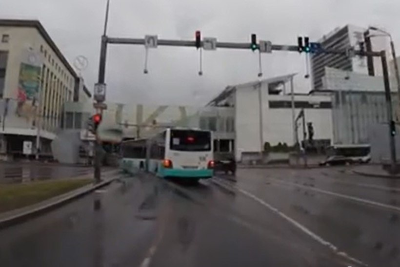 VIDEO: Tallinna bussijuht punasest fooritulest ei hooli!