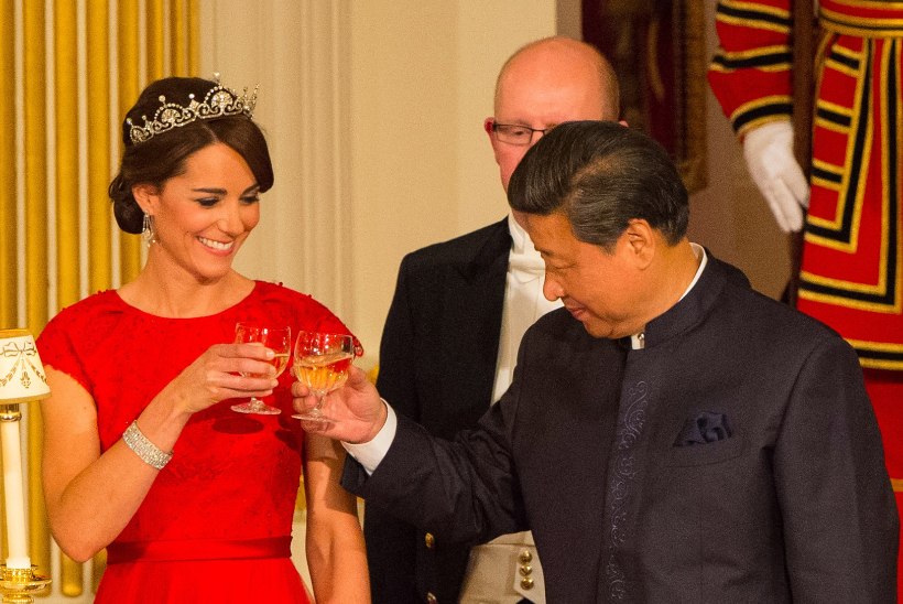 FOTOD | Hertsoginna Catherine sõitis kohtumisele Hiina esipaariga, peas kuninganna ema tiaara