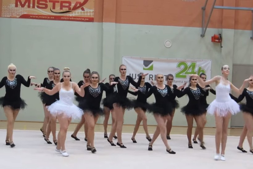 VIDEO | Tartu Tammeka säravad tantsutüdrukud esitasid veetleva võimlemiskava