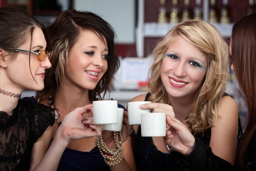 Kohvihoolikutest naised on eakana terase mäluga