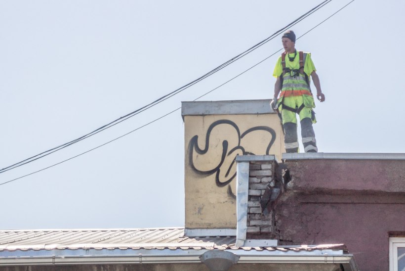 FOTOD | Vaatega suitsupaus viienda korruse katuse pragulisel serval - tavaline tööpäev?
