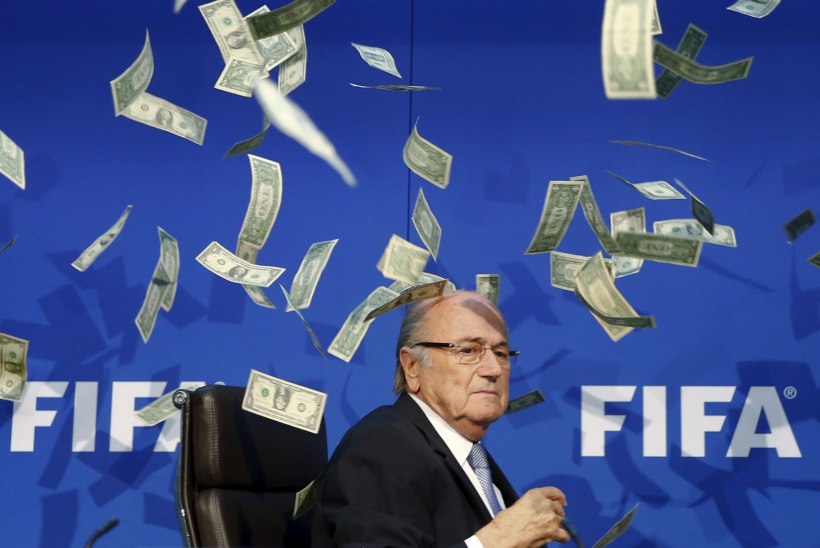 Sepp Blatterit mängurahaga dušitanud Briti koomikut ootab trahv