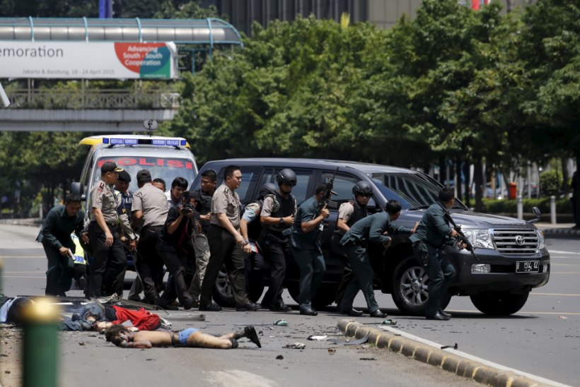 FOTOD JA VIDEO | Jakartas plahvatasid granaadid ja tulistati, hukkunuid on vähemalt kuus