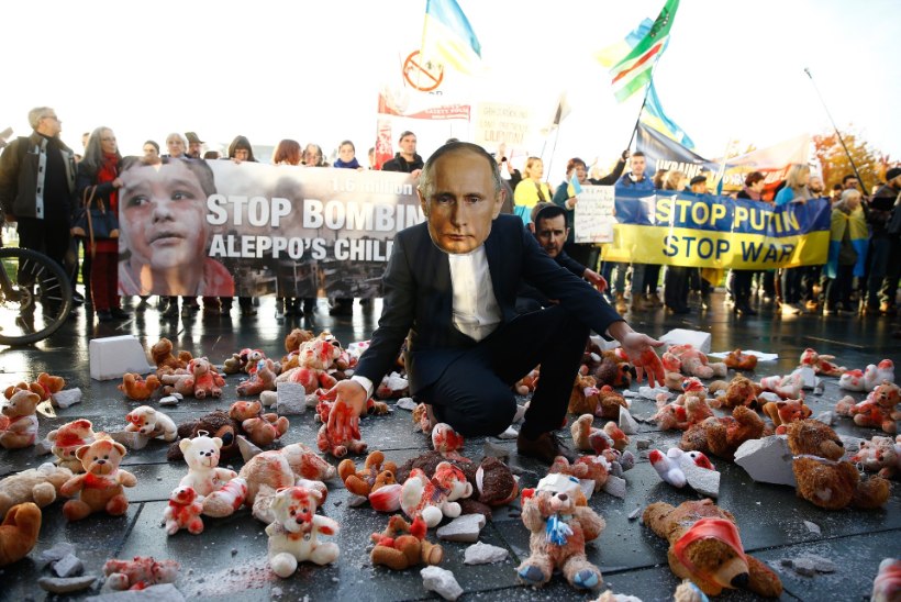 Meeleavaldajad ootasid Putinit Berliinis veriste mängukarudega