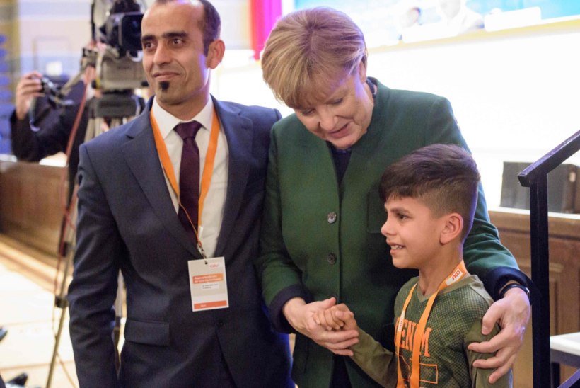 VIDEO | Afgaani poiss tänas pisarsilmi Merkelit 