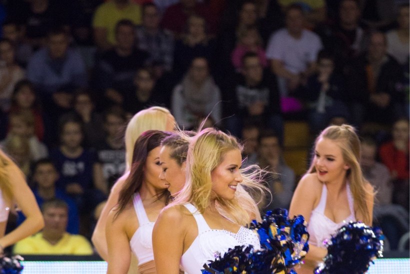 VIDEO JA FOTOD | UNINE HOMMIK? Ära muretse, Tartu Ülikool/Rocki särtsakad tantsutüdrukud äratavad üles iga unimütsi