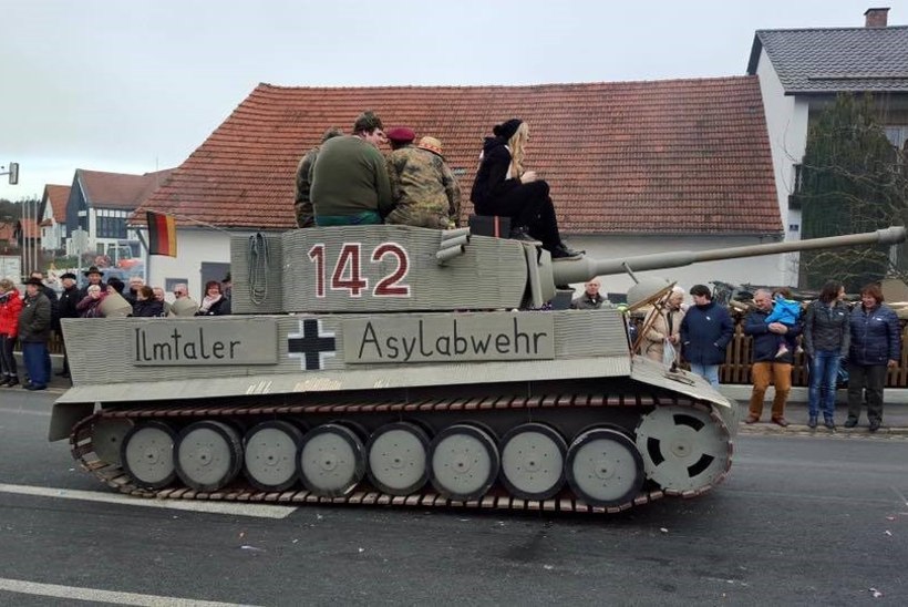Saksa linnakese karnevalirongkäiku tuldi pagulasvastase tankiga