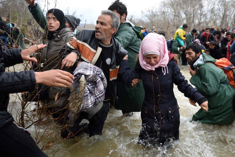 FOTOD | Vähemalt 2000 põgenikku tungis üle piiri Kreekast Makedooniasse