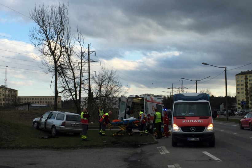 Bussilt löögi saanud ja hiljem kiirabiautos avariisse sattunud mees suri haiglas