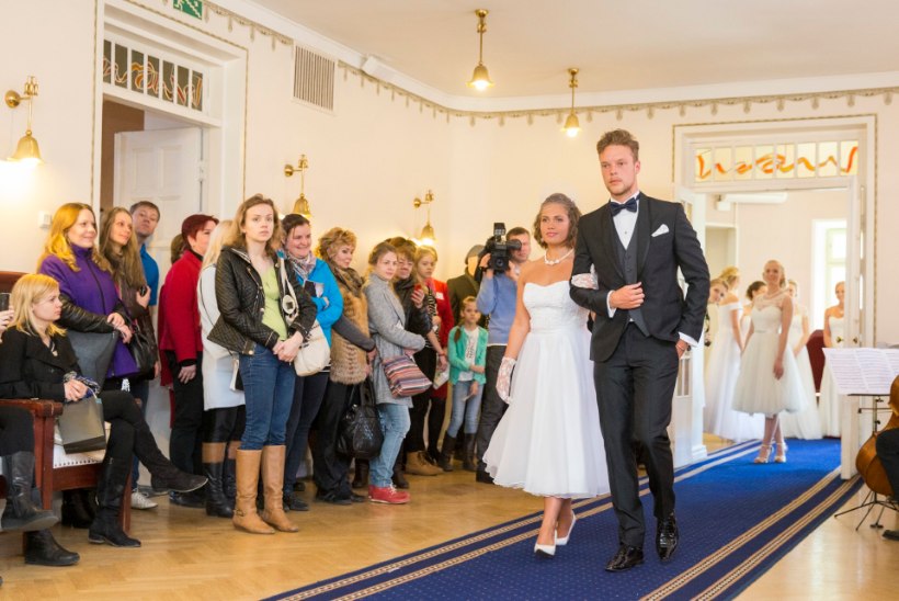 GALERII JA TV3 VIDEO | Vaata, kuidas Erika Salumäe tütar vaid mõned hetked pärast kihlumist pulmarõivaid demonstreeris ja kihlatuga vallatut tantsu vihtus!