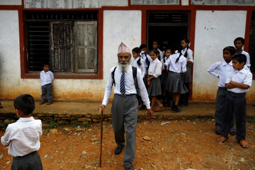 FOTOD | 68aastane Nepali mees läks pärast naise surma uuesti kooli 